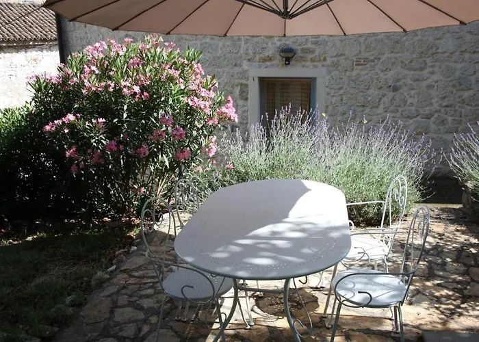 App Nirvana Mit Garten In Der Altstadt Von By Interhome *